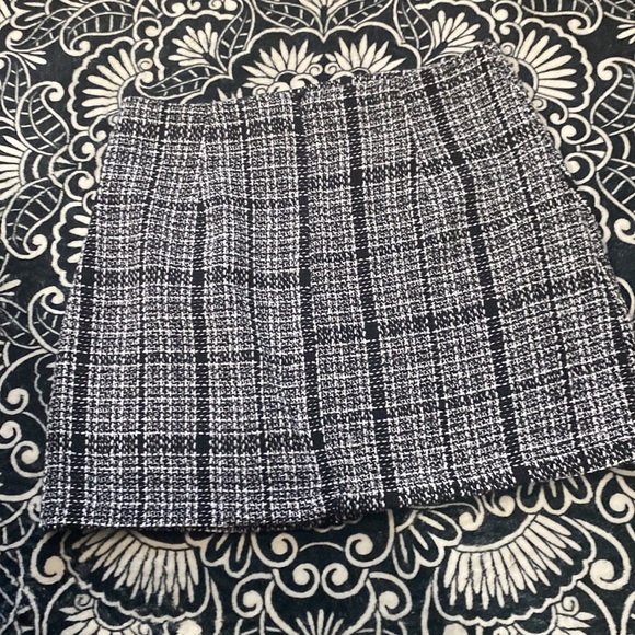 Medium black and white tweed like mini skirt - Picture 9 of 14